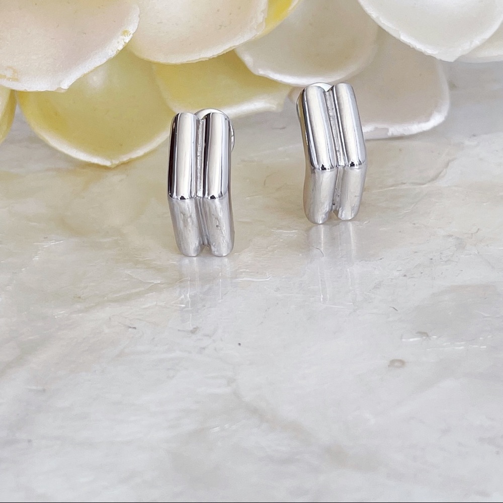 Monet Silver Tone Ribbed Pyramid Clip On Classic Earrings 1”